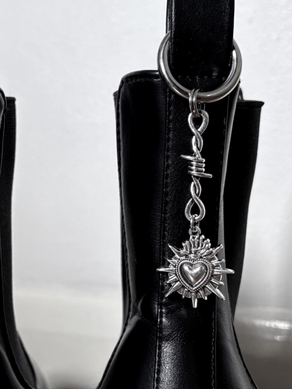 Gothic Barbwire Keychain - Picture 5 of 10